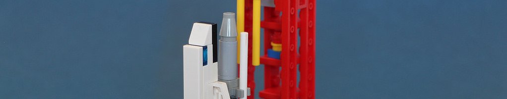 LEGO Space Shuttle Launch Pad in Microscale by Kackalartka