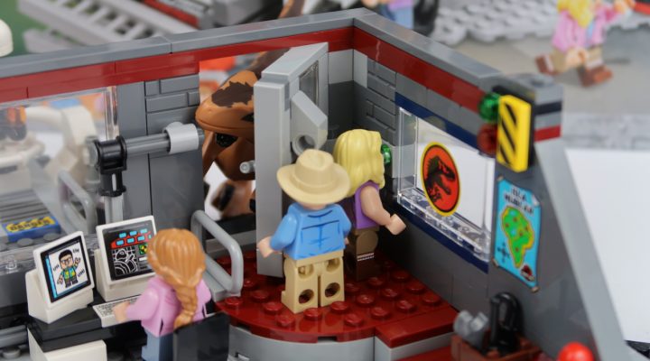 LEGO Jurassic Park Velociraptor Chase Review set 75932 Close the door Alan