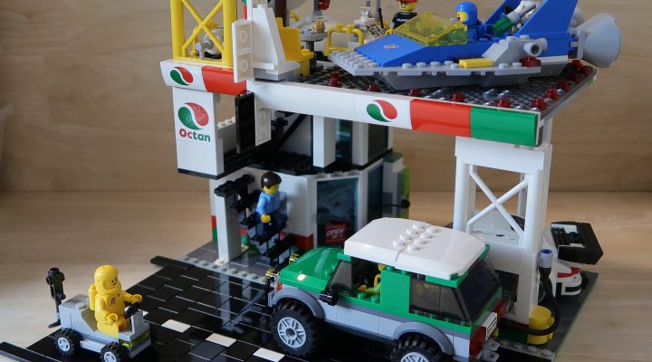 Sci-fi Spaceship Refuelling Depot and Service Station LEGO City MOC