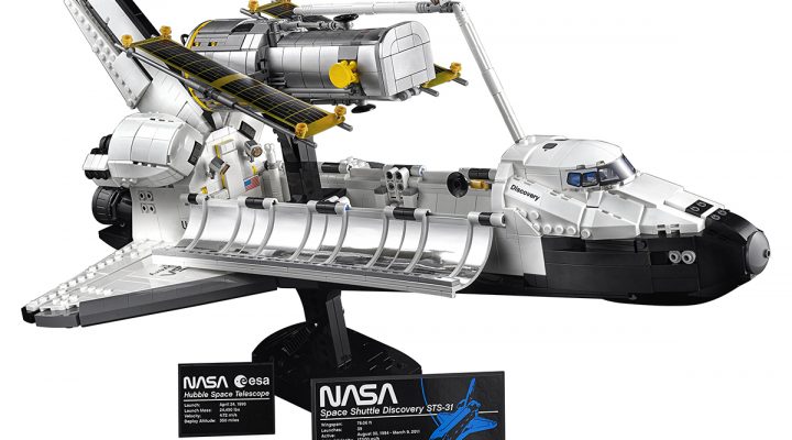 LEGO 10283 NASA Space Shuttle Discovery - Hero shot 2