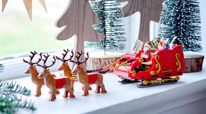 LEGO Santas Sleigh 40499 - Santa delivering